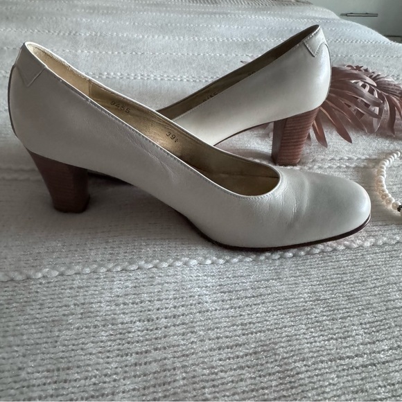 Taryn Rose Cream All Leather Block Heel Pumps Size Euro 39.5 Us 9 - Picture 10 of 16